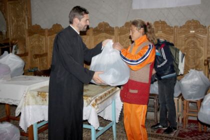Îmbrăcăminte şi încălţăminte pentru copiii familiilor sinistrate oferite de Arhiepiscopia Dunării de Jos – fotografia 6