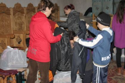 Îmbrăcăminte şi încălţăminte pentru copiii familiilor sinistrate oferite de Arhiepiscopia Dunării de Jos – fotografia 9