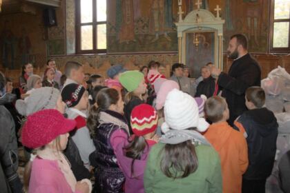 Îmbrăcăminte şi încălţăminte pentru copiii familiilor sinistrate oferite de Arhiepiscopia Dunării de Jos – fotografia 11