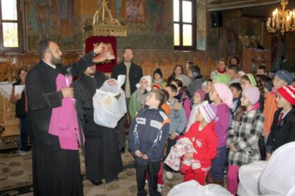 Îmbrăcăminte şi încălţăminte pentru copiii familiilor sinistrate oferite de Arhiepiscopia Dunării de Jos – fotografia 12