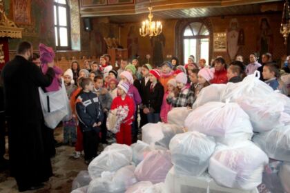 Îmbrăcăminte şi încălţăminte pentru copiii familiilor sinistrate oferite de Arhiepiscopia Dunării de Jos – fotografia 13