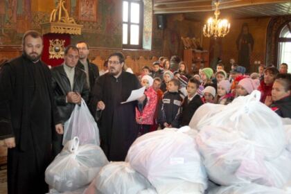 Îmbrăcăminte şi încălţăminte pentru copiii familiilor sinistrate oferite de Arhiepiscopia Dunării de Jos – fotografia 14