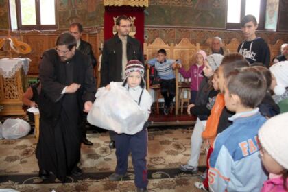 Îmbrăcăminte şi încălţăminte pentru copiii familiilor sinistrate oferite de Arhiepiscopia Dunării de Jos – fotografia 15