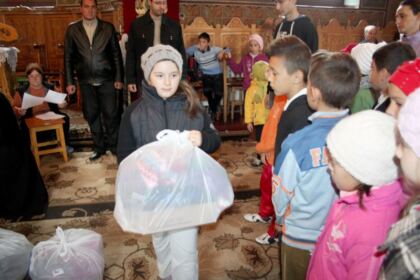 Îmbrăcăminte şi încălţăminte pentru copiii familiilor sinistrate oferite de Arhiepiscopia Dunării de Jos – fotografia 16
