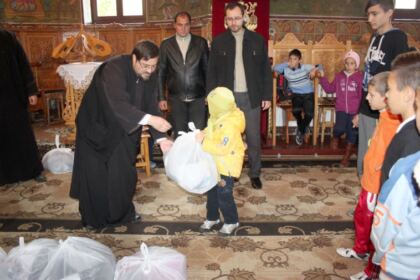 Îmbrăcăminte şi încălţăminte pentru copiii familiilor sinistrate oferite de Arhiepiscopia Dunării de Jos – fotografia 17