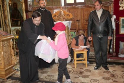 Îmbrăcăminte şi încălţăminte pentru copiii familiilor sinistrate oferite de Arhiepiscopia Dunării de Jos – fotografia 18