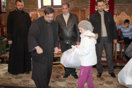 Îmbrăcăminte şi încălţăminte pentru copiii familiilor sinistrate oferite de Arhiepiscopia Dunării de Jos – fotografia 19