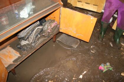 Acţiuni filantropice pentru persoanele sinitrate din judeţul Galaţi – fotografia 3