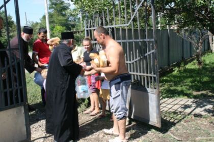 Acţiuni filantropice pentru persoanele sinitrate din judeţul Galaţi – fotografia 15