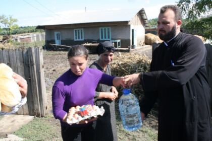 Acţiuni filantropice pentru persoanele sinitrate din judeţul Galaţi – fotografia 16