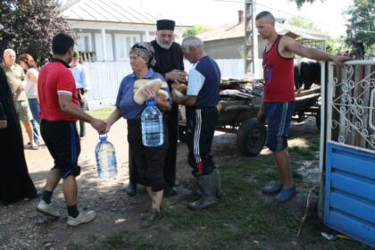 Acţiuni filantropice pentru persoanele sinitrate din judeţul Galaţi – fotografia 19