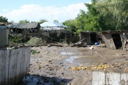 Acţiuni filantropice pentru persoanele sinitrate din judeţul Galaţi – fotografia 21