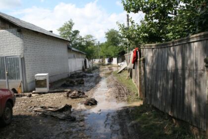 Acţiuni filantropice pentru persoanele sinitrate din judeţul Galaţi – fotografia 24