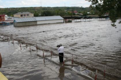 Acţiuni filantropice pentru persoanele sinitrate din judeţul Galaţi – fotografia 34