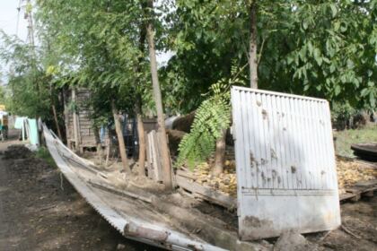 Cooperare între Biserică şi autorităţi pentru sprijinirea sinistraţilor – fotografia 1