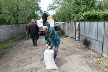 Cooperare între Biserică şi autorităţi pentru sprijinirea sinistraţilor – fotografia 2