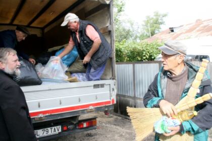 Cooperare între Biserică şi autorităţi pentru sprijinirea sinistraţilor – fotografia 4