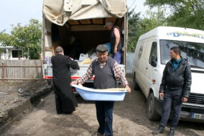 Cooperare între Biserică şi autorităţi pentru sprijinirea sinistraţilor – fotografia 5
