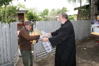 Cooperare între Biserică şi autorităţi pentru sprijinirea sinistraţilor – fotografia 6