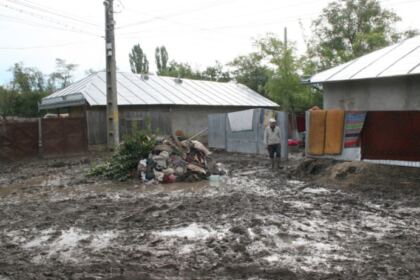 Cooperare între Biserică şi autorităţi pentru sprijinirea sinistraţilor – fotografia 9