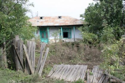 Cooperare între Biserică şi autorităţi pentru sprijinirea sinistraţilor – fotografia 10