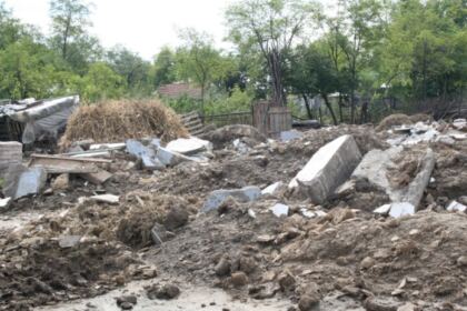 Cooperare între Biserică şi autorităţi pentru sprijinirea sinistraţilor – fotografia 14