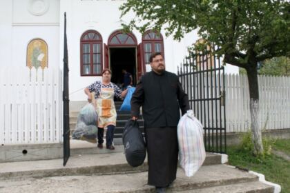 Cooperare între Biserică şi autorităţi pentru sprijinirea sinistraţilor – fotografia 18