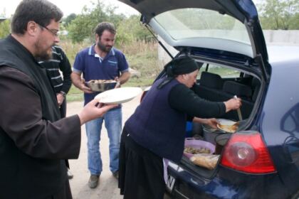 Cooperare între Biserică şi autorităţi pentru sprijinirea sinistraţilor – fotografia 20