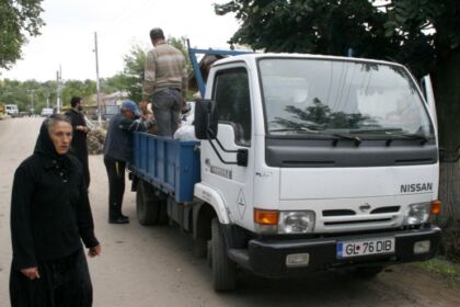 Cooperare între Biserică şi autorităţi pentru sprijinirea sinistraţilor – fotografia 25