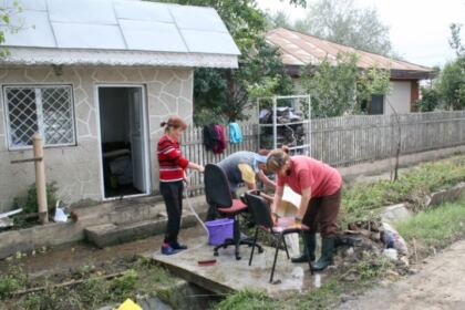 Cooperare între Biserică şi autorităţi pentru sprijinirea sinistraţilor – fotografia 27