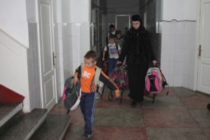 Rechizite şcolare oferite de Arhiepiscopia Dunării de Jos – fotografia 2