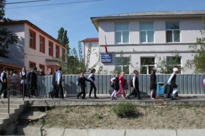 Rechizite şcolare oferite de Arhiepiscopia Dunării de Jos – fotografia 3