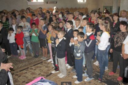 Rechizite şcolare oferite de Arhiepiscopia Dunării de Jos – fotografia 4