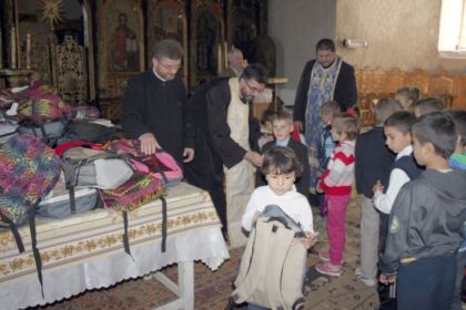 Rechizite şcolare oferite de Arhiepiscopia Dunării de Jos – fotografia 6