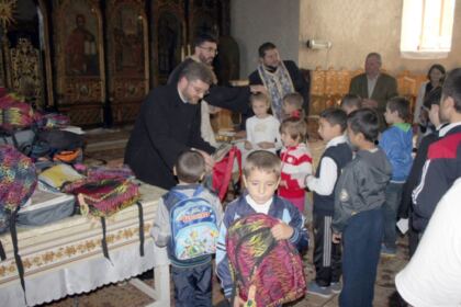 Rechizite şcolare oferite de Arhiepiscopia Dunării de Jos – fotografia 7
