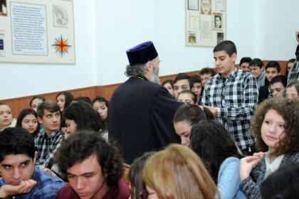 Întâlnirea Înaltpresfinţitului Arhiepiscop Casian cu tinerii de la Colegiul „Nicolae Bălcescu“ din Brăila – fotografia 21