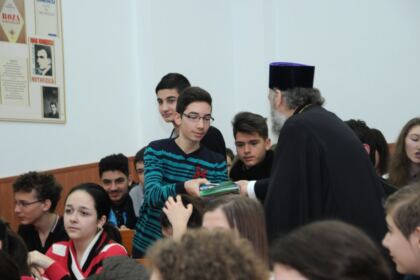 Întâlnirea Înaltpresfinţitului Arhiepiscop Casian cu tinerii de la Colegiul „Nicolae Bălcescu“ din Brăila – fotografia 22