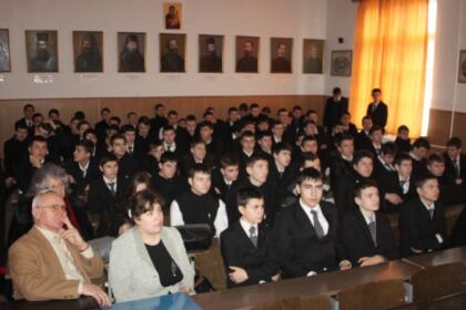 Poetul Mihai Eminescu omagiat de tinerii elevi seminarişti – fotografia 1
