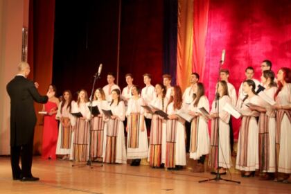 Poetul Mihai Eminescu omagiat de tinerii elevi seminarişti – fotografia 15