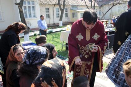 Rugăciune şi filantropie în parohia Pechea – fotografia 3