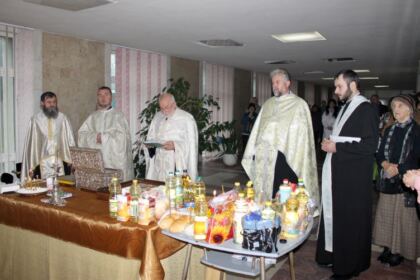 Slujire liturgică şi social filantropică în Spitalul Clinic de Urgenţe „Sf. Ap. Andrei“ din Galaţi – fotografia 1
