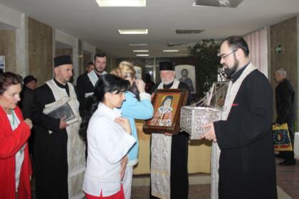 Slujire liturgică şi social filantropică în Spitalul Clinic de Urgenţe „Sf. Ap. Andrei“ din Galaţi – fotografia 11