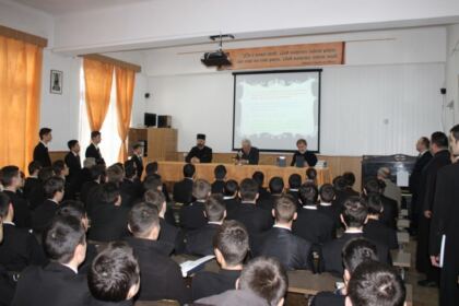 Poetul Mihai Eminescu omagiat de elevii Seminarului Teologic „Sfântul Apostol Andrei“ din Galaţi – fotografia 3