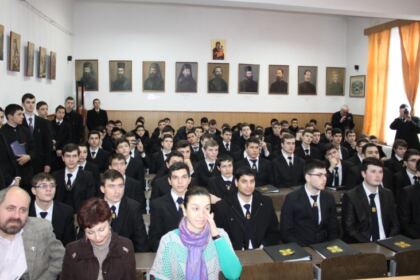 Poetul Mihai Eminescu omagiat de elevii Seminarului Teologic „Sfântul Apostol Andrei“ din Galaţi – fotografia 5
