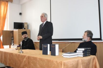 Poetul Mihai Eminescu omagiat de elevii Seminarului Teologic „Sfântul Apostol Andrei“ din Galaţi – fotografia 7