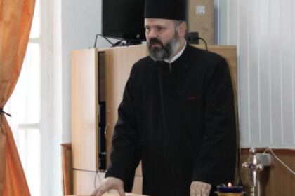 Poetul Mihai Eminescu omagiat de elevii Seminarului Teologic „Sfântul Apostol Andrei“ din Galaţi – fotografia 9