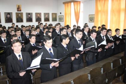 Poetul Mihai Eminescu omagiat de elevii Seminarului Teologic „Sfântul Apostol Andrei“ din Galaţi – fotografia 11