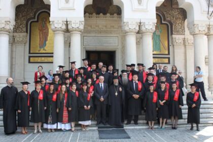 Cursul festiv al studenţilor şi masteranzilor teologi de la Departamentul Teologic al Facultăţii de Istorie, Filozofie şi Teologie din Galaţi – fotografia 7