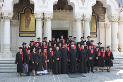 Cursul festiv al studenţilor şi masteranzilor teologi de la Departamentul Teologic al Facultăţii de Istorie, Filozofie şi Teologie din Galaţi – fotografia 8
