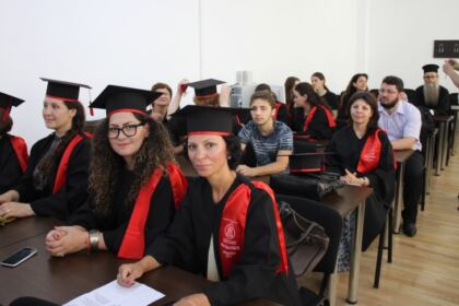 Cursul festiv al studenţilor şi masteranzilor teologi de la Departamentul Teologic al Facultăţii de Istorie, Filozofie şi Teologie din Galaţi – fotografia 10
